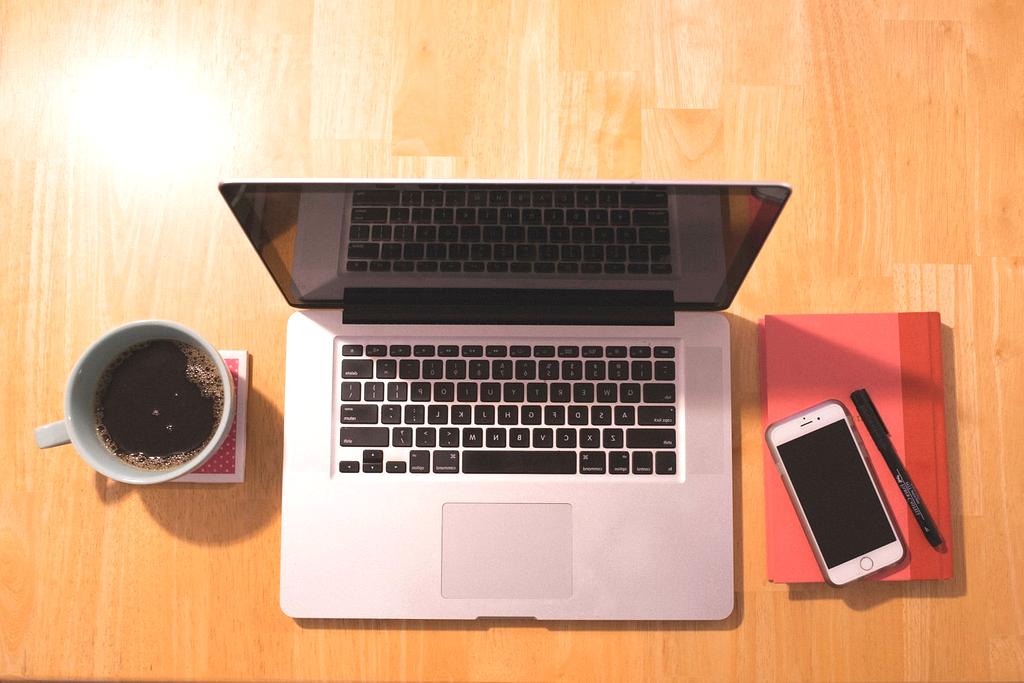 AI-powered browser analytics dashboard showing performance metrics and optimization suggestions